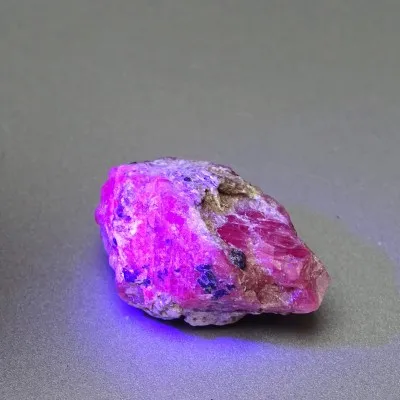 Natürlicher roher Rubin im Gestein 14,3 g, Grönland
