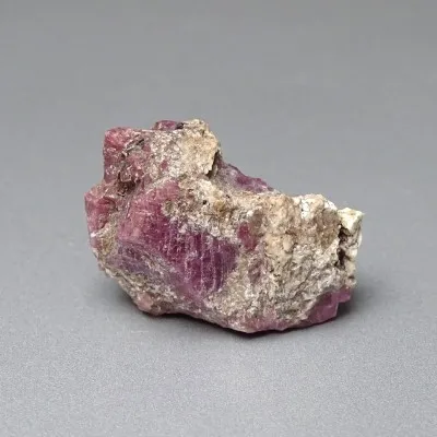 Natural raw ruby in rock 40.3g, Greenland