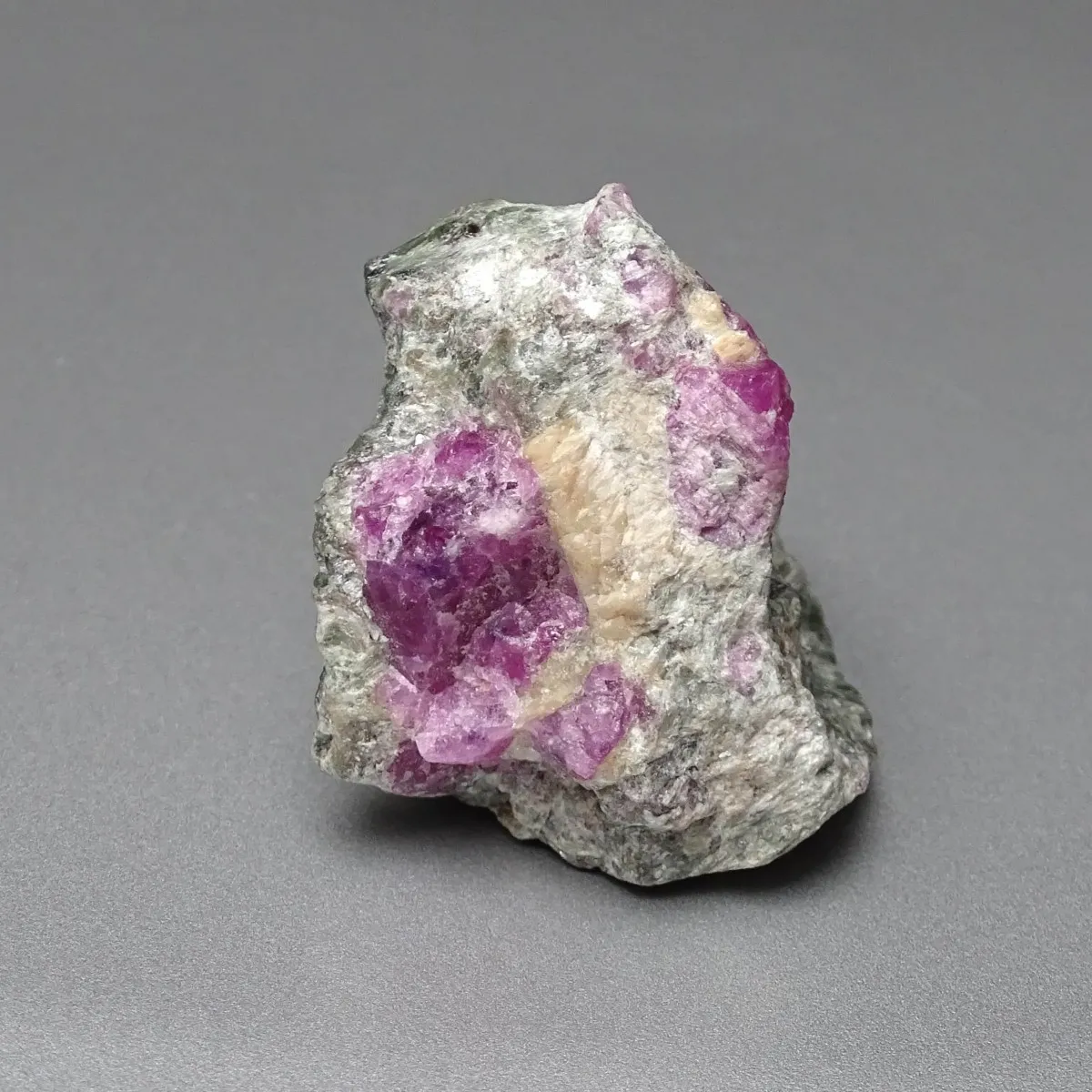 Natural raw ruby in rock 60.3g, Greenland