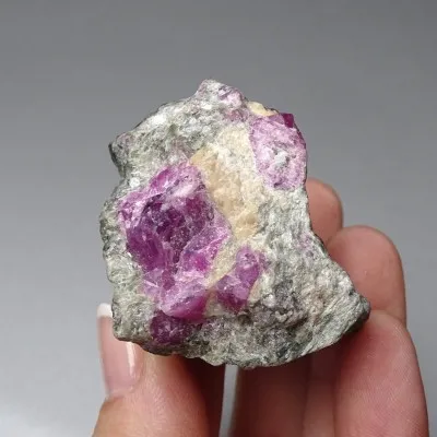 Natural raw ruby in rock 60.3g, Greenland