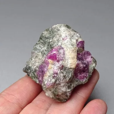 Natural raw ruby in rock 60.3g, Greenland