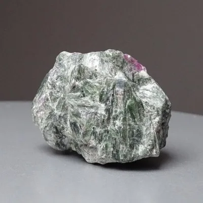 Rubín přírodní surový v hornině 63,8g, Grónsko