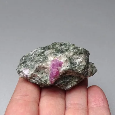Rubín přírodní surový v hornině 63,8g, Grónsko
