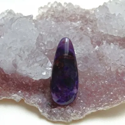 Polierter Sugilith-Cabochon, 8,2g, Republik Südafrika