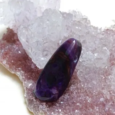 Polierter Sugilith-Cabochon, 8,2g, Republik Südafrika