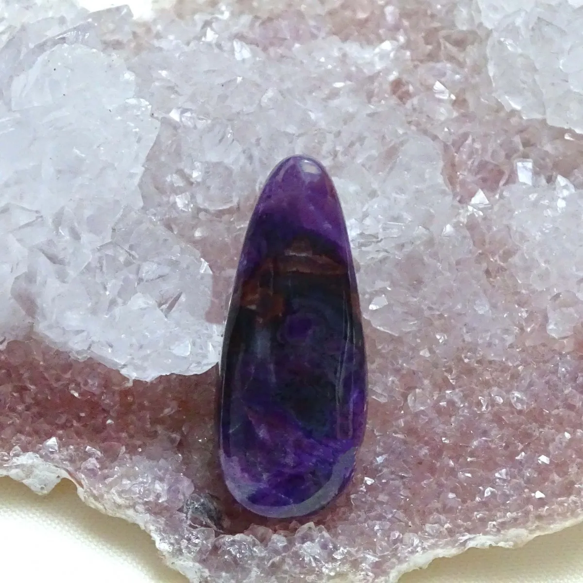 Polierter Sugilith-Cabochon, 8,2g, Republik Südafrika