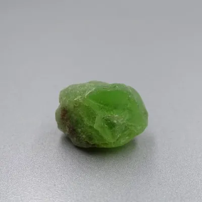 Peridot /Olivín surový minerál 8g Pakistán