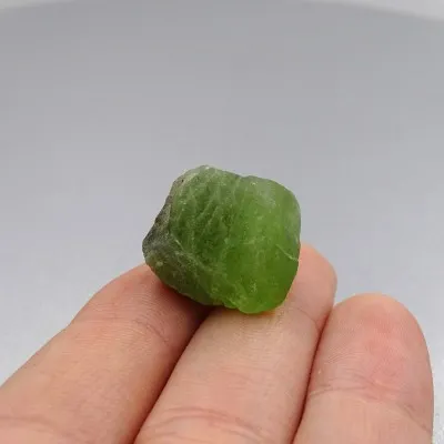 Peridot / Olivin Rohmineral 8g, Pakistan
