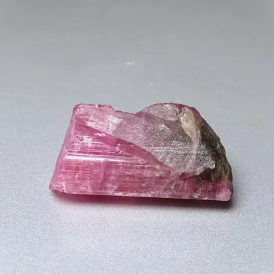 Turmalín růžový přírodní krystal 31,2g, USA