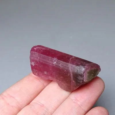 Turmalín růžový přírodní krystal 31,2g, USA