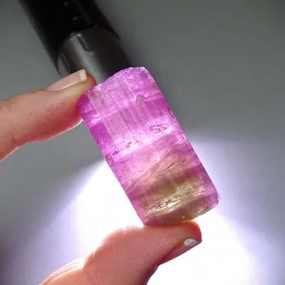 Turmalín růžový přírodní krystal 31,2g, USA