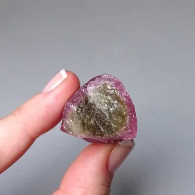 Turmalín růžový přírodní krystal 31,2g, USA