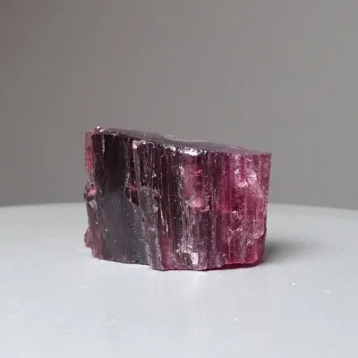Turmalín rubelit přírodní krystal 50,7g, Madagaskar