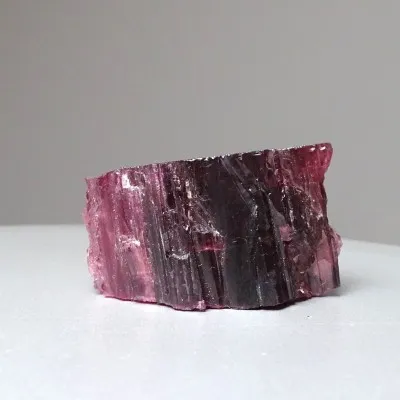 Turmalín rubelit přírodní krystal 50,7g, Madagaskar