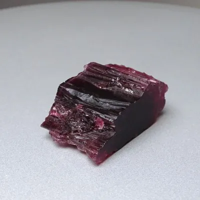 Turmalín rubelit přírodní krystal 50,7g, Madagaskar