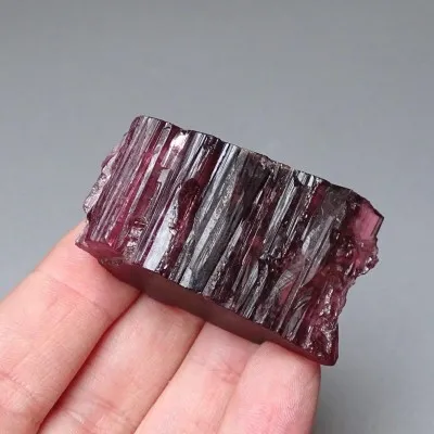 Turmalín rubelit přírodní krystal 50,7g, Madagaskar
