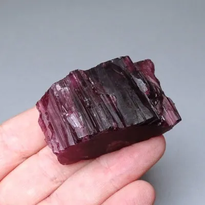 Turmalín rubelit přírodní krystal 50,7g, Madagaskar