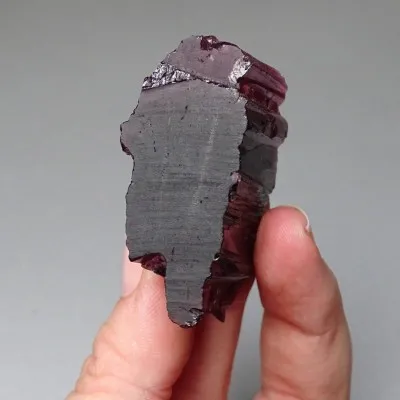 Turmalín rubelit přírodní krystal 50,7g, Madagaskar