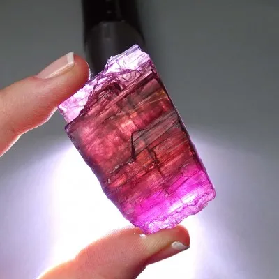Turmalín rubelit přírodní krystal 50,7g, Madagaskar