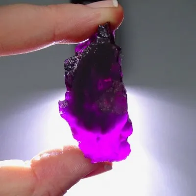 Turmalín rubelit přírodní krystal 50,7g, Madagaskar