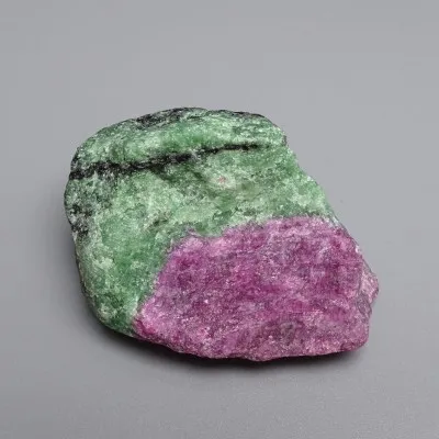 Rubín v zoisitu přírodní minerál 163g, Tanzánie
