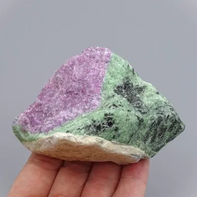 Rubín v zoisitu přírodní minerál 186g, Tanzánie