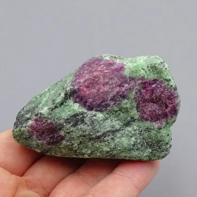 Rubin in Zoisit Naturmineral 136g, Tansania