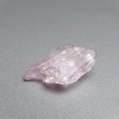 Kunzit přírodní krystal 6,2g, Afganistán