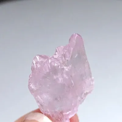 Kunzit přírodní krystal 6,2g, Afganistán