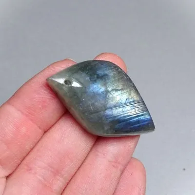 Labradorit kabošon 11,7g, Madagaskar