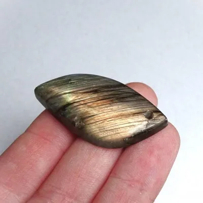 Labradorit kabošon 10,4g, Madagaskar