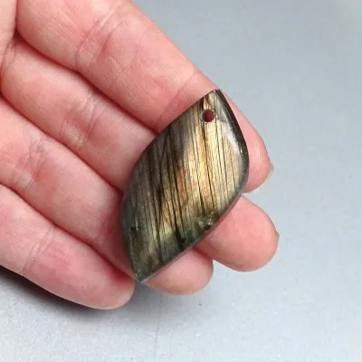 Labradorit kabošon 10,4g, Madagaskar