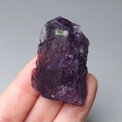 Skapolit fialový přírodní krystal 27,8g, Afganistán