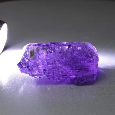 Skapolit fialový přírodní krystal 27,8g, Afganistán