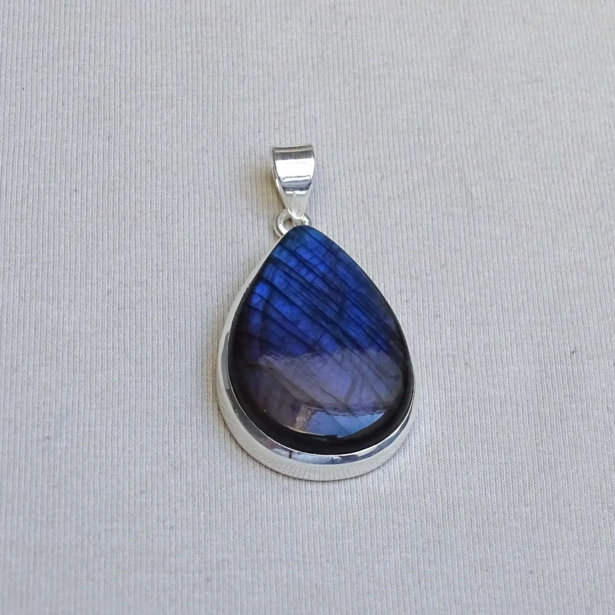 Labradorite pendant in silver 13.5g, Madagascar