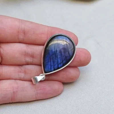Labradorite pendant in silver 13.5g, Madagascar