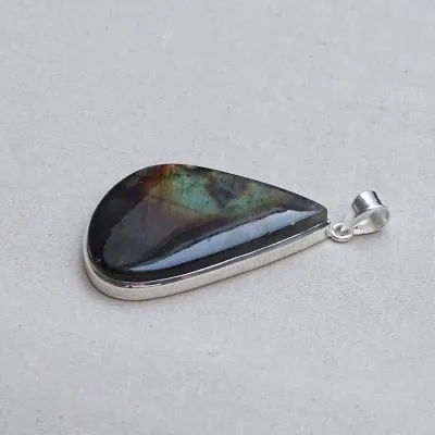 Labradorite pendant in silver 25.8g, Madagascar