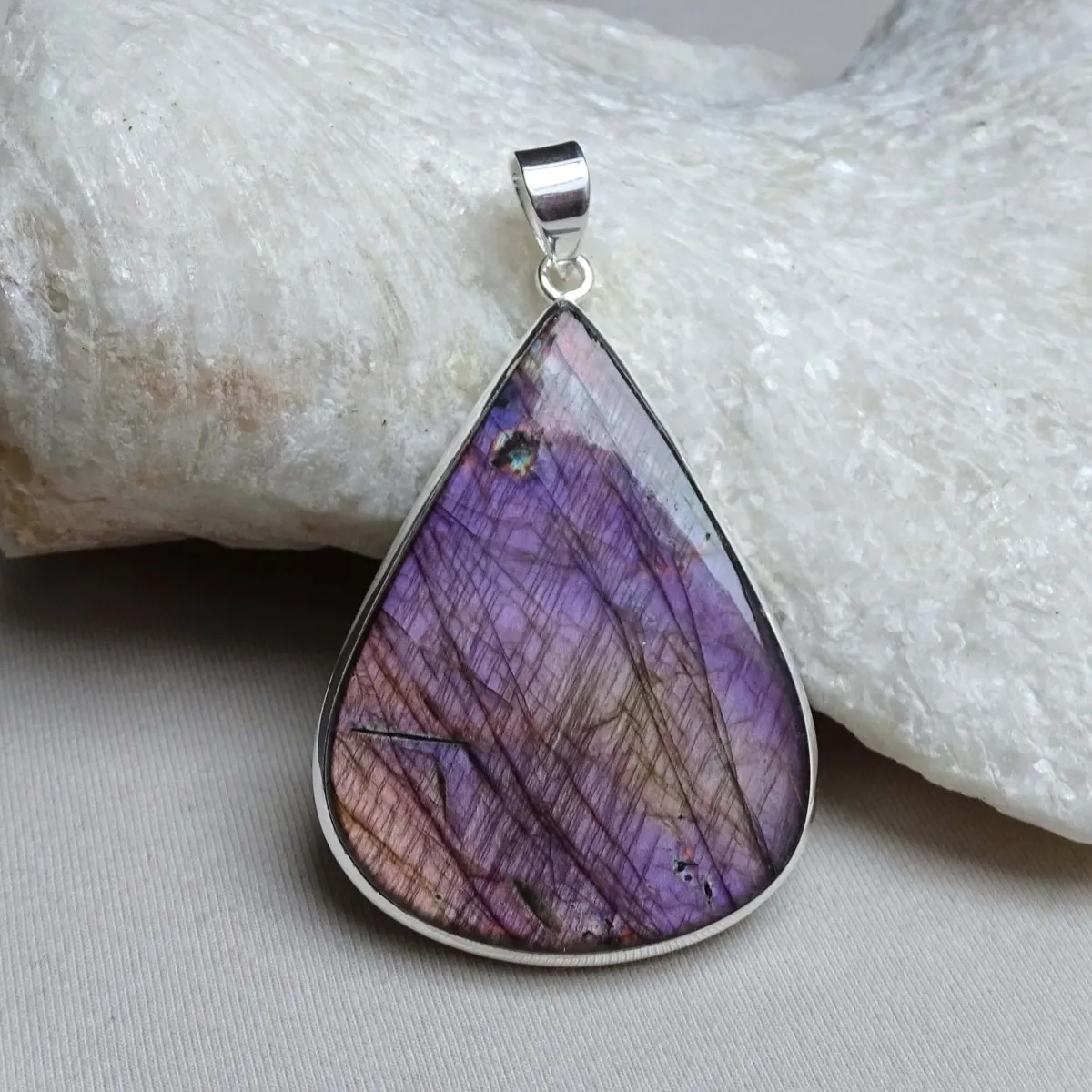 Labradorite pendant in silver 27.6g, Madagascar