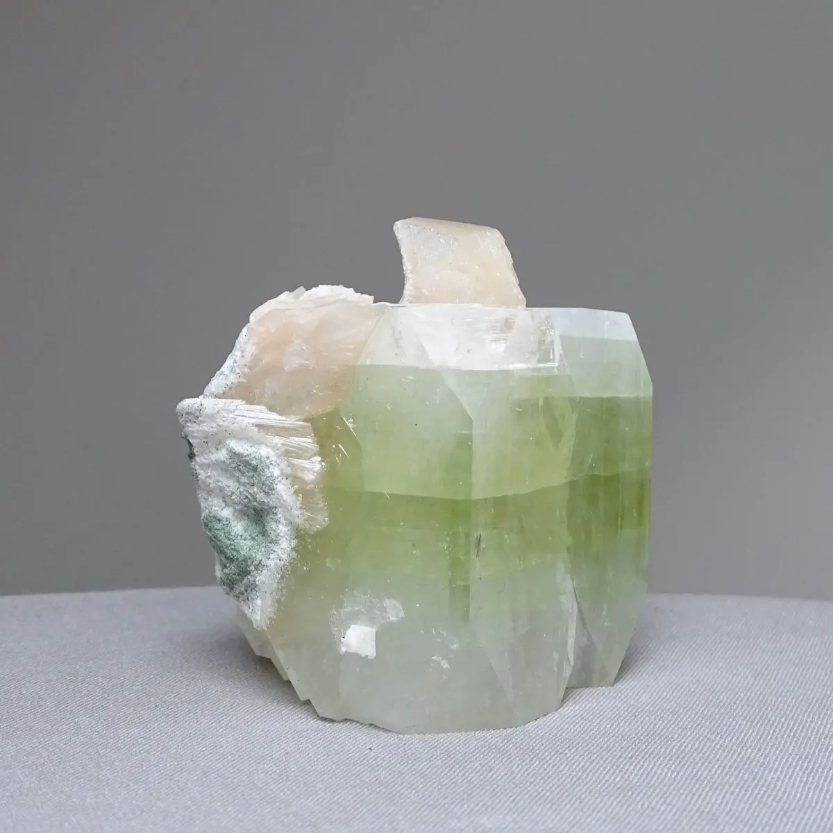 Apophyllitgrüner Kristall, Stilbit 205g, Indien