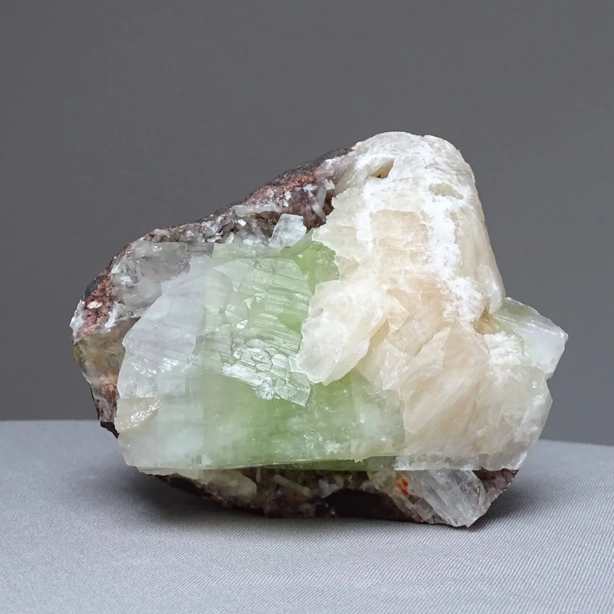 Apophyllit-Druse grüner Kristall, Stilbit 408 g, Indien