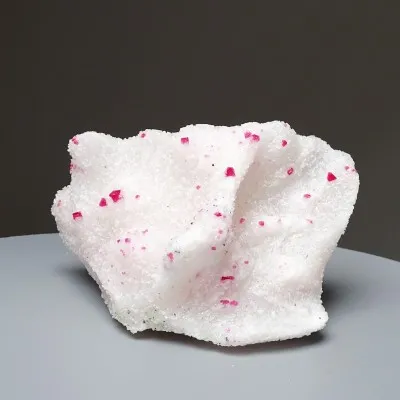 Spinel přírodní v mramoru 359g, Vietnam
