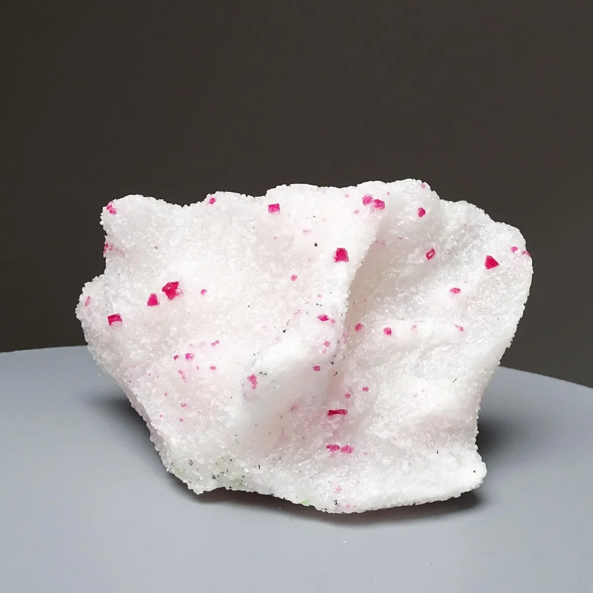 Spinel přírodní v mramoru 359g, Vietnam