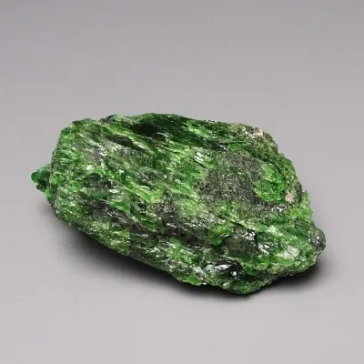 Chromdiopsid přírodní minerál top kvalita 192g, Rusko