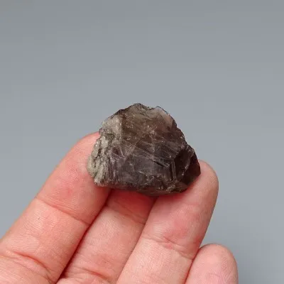 Axinit přírodní krystal 10,1g, Pakistán