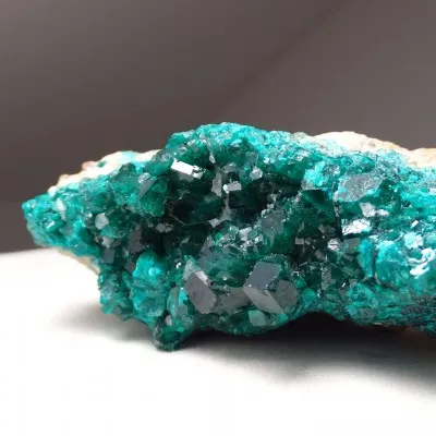 Dioptas natürliche Kristalle 519g, Kongo