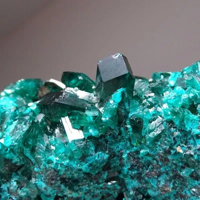 Dioptas natürliche Kristalle 519g, Kongo