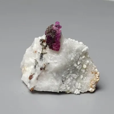 Rubin natürliches Mineral in Matrix 47g, Afghanistan