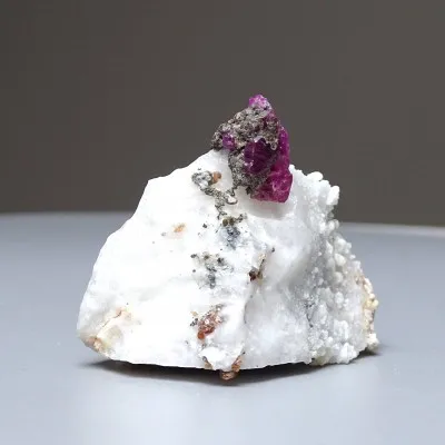 Rubin natürliches Mineral in Matrix 47g, Afghanistan