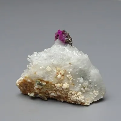 Rubin natürliches Mineral in Matrix 47g, Afghanistan