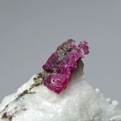Rubín přírodní minerál v matrixu 47g, Afganistán